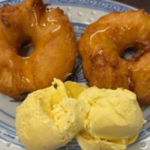 402 Pineapple Fritter with Ice Cream 炸菠萝冰激凌